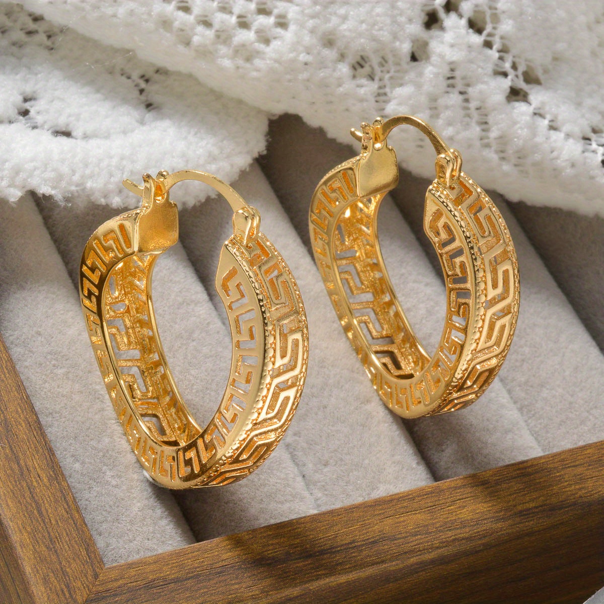 Women's 2pcs Vintage Cut-Out Hoop Earrings